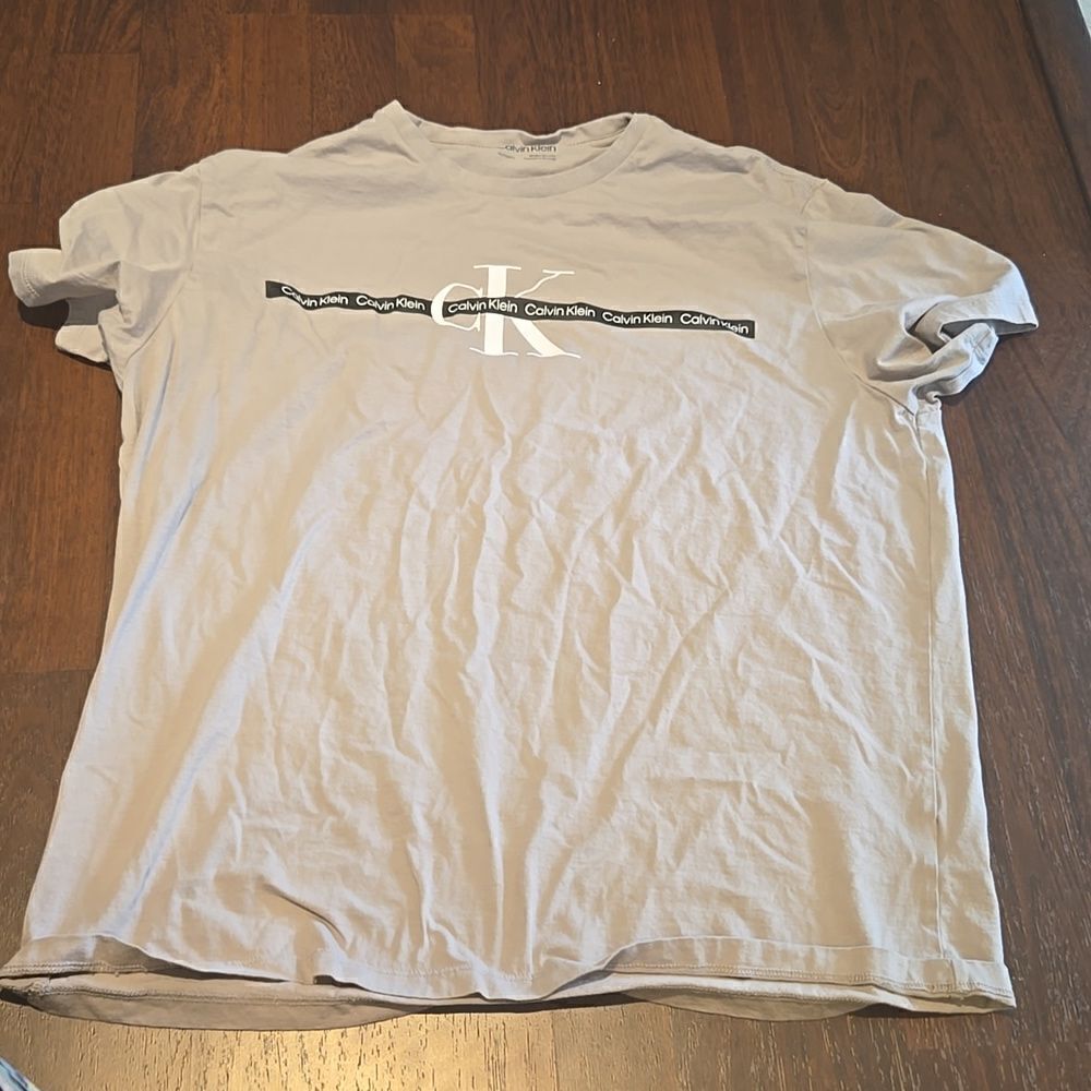 Calvin Klein men's T-shirt size, extra large, great condition.